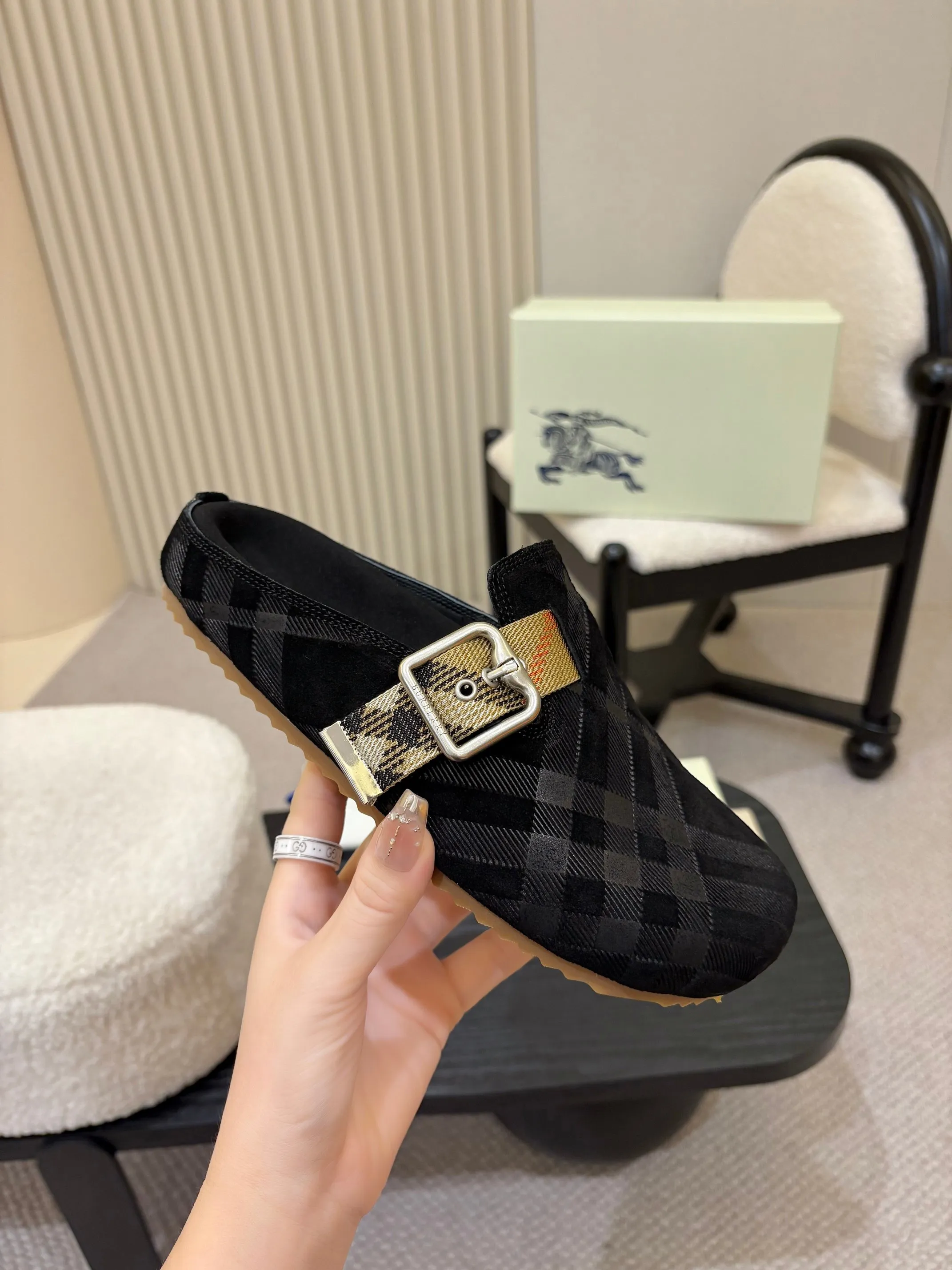 Men's Men's Shoes💰580 Burberry2025's hot-selling Birkenstock slippers are released, made of soft suede fabric and refined in Italian workshops. Featuring an embossed plaid pattern and an embossed sole embellished with the archive brand's logo. Features an adjustable B-shaped buckle strap and is embellished with the signature sand-colored Burberry check in jacquard worsted.   ✅Fabric: suede ✅Lining: silk cowhide ✅Outsole: TPU ✅Color: black, brown, pink, apricot 4 colors available ✅Code number: 35-45 for men and women (35, 45 customized)